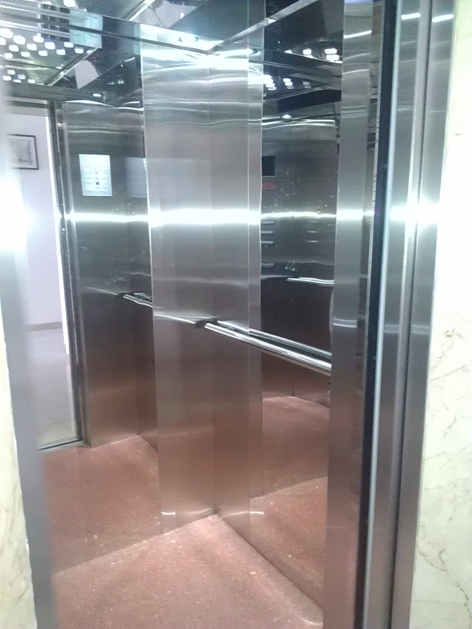 lắp đặt gương trong thang máy tải khách
